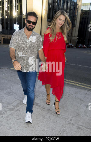 Spencer Matthews e fidanzato Vogue Williams sono avvistati in una festa per il lancio di Dr Darren McKeown's Glasgow clinic offre: Vogue Williams, Spencer Matthews dove: Glasgow, Regno Unito quando: 05 giu 2018 Credit: Euan ciliegio/WENN Foto Stock