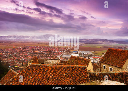 La splendida vista dal Rasnov Citadel, monumento storico e distintivo in Romania, nella calda luce del tramonto. Foto Stock