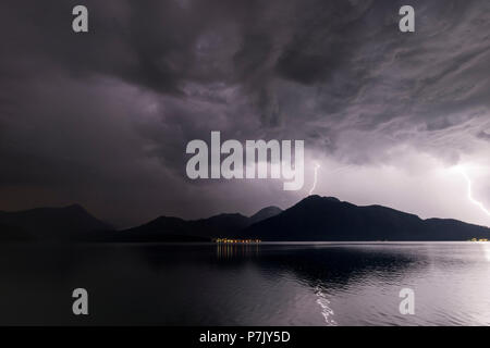 Colpo di fulmine a Herzogstand Montagna, Lago Walchensee in primo piano Foto Stock