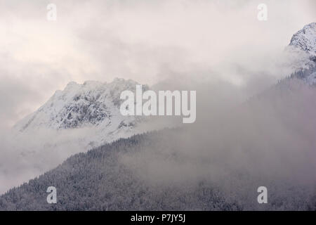La montagna di Wörner (2474m) dietro dense nubi in inverno Foto Stock