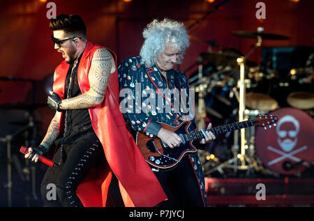 Adam Lambert esegue con Brian May da Queen sul palco principale durante il Festival TRNSMT su Glasgow Green in Glasgow. Foto Stock