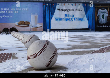 WINNIPEG, Canada - 2014-11-18: Arte di strada installazione di baseballs vicino a Winnipeg Goldeyes Baseball Club. Il Winnipeg Goldeyes sono un professionista di baseball team con base a Winnipeg, Manitoba, Canada