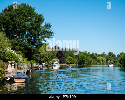 Percorrendo il fiume Tamigi a Moulsford, Oxfordshire, Inghilterra, Regno Unito, GB. Foto Stock