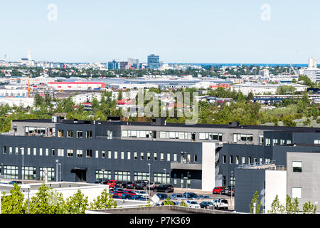Reykjavik, Islanda - 20 Giugno 2018: Antenna cityscape o skyline di quartieri moderni di quartiere residenziale quartiere architettura degli edifici constructio Foto Stock