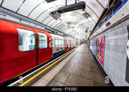 London, Regno Unito - 26 Giugno 2018: Metropolitana metro con il movimento red treno della metropolitana nella zona di Pimlico distretto, nessuno sulla stazione di piattaforma Foto Stock