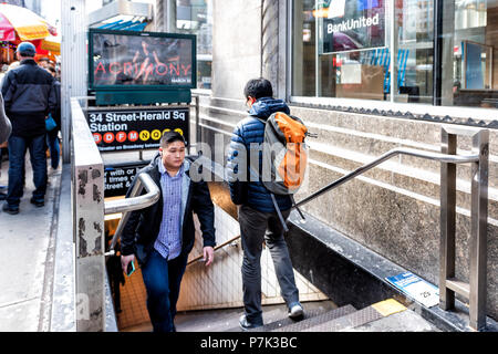 La città di New York, Stati Uniti d'America - Aprile 6, 2018: Manhattan NYC a midtown Herald Square indicazioni per 34th street gente camminare entrando in uscita metropolitana scale Foto Stock