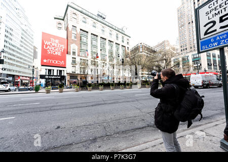 La città di New York, Stati Uniti d'America - 7 Aprile 2018: Manhattan Midtown New York Herald Square, 6 avenue road, limite di velocità, il retro della persona uomo persone fotografo con la camma Foto Stock