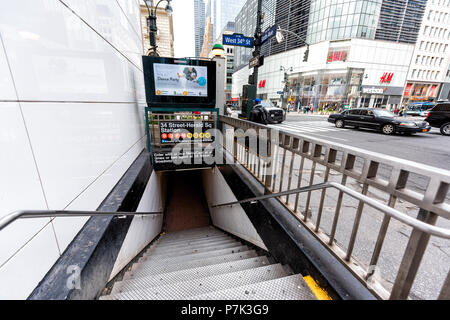 La città di New York, Stati Uniti d'America - 7 Aprile 2018: Manhattan NYC a midtown Herald Square indicazioni per 34th street underground scale, nessuno Foto Stock