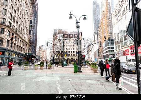 La città di New York, Stati Uniti d'America - 7 Aprile 2018: vista strada urbana di New York Herald Square Midtown con jcpenney store, negozi, automobili, persone, i pedoni in attesa di cr Foto Stock