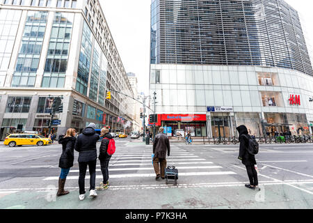 La città di New York, Stati Uniti d'America - 7 Aprile 2018: vista strada urbana di New York Herald Square Midtown con Bank of America, jcpenney store, automobili, persone, i pedoni Foto Stock