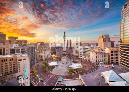 Indianapolis, Indiana, Stati Uniti d'America skyline su soldati e marinai monumento al tramonto. Foto Stock