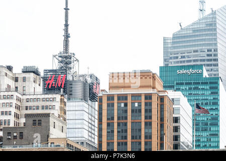 La città di New York, Stati Uniti d'America - 7 Aprile 2018: vista aerea del paesaggio urbano, skyline, tetto a costruire grattacieli di New York Herald Square Midtown con HM, Salesf Foto Stock