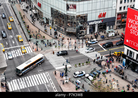 La città di New York, Stati Uniti d'America - 7 Aprile 2018: vista aerea di edificio urbano a New York Herald Square Midtown con il bus girando, rosso magazzino Macy's, Verizon, HM Foto Stock