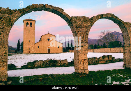 Tramonto sull'abbazia di San Vincenzo al Volturno. Molise Foto Stock