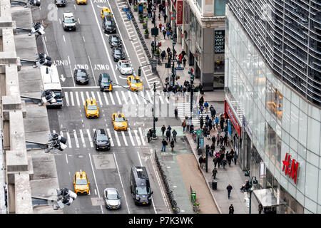 La città di New York, Stati Uniti d'America - 7 Aprile 2018: vista aerea di edificio urbano a New York Herald Square Midtown con telecamere di sicurezza sulla strada 6th avenue street, HM Foto Stock