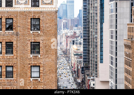 La città di New York, Stati Uniti d'America - 7 Aprile 2018: vista aerea di vintage cityscape strada urbana, sky, dal tetto Building a New York Herald Square Midtown con 6AV Foto Stock