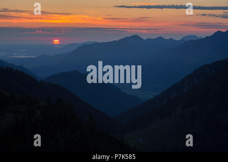 A Hohe Ziegspitz all'alba, le Alpi Ammergau, vicino Garmisch, Alta Baviera, Baviera, Germania Foto Stock