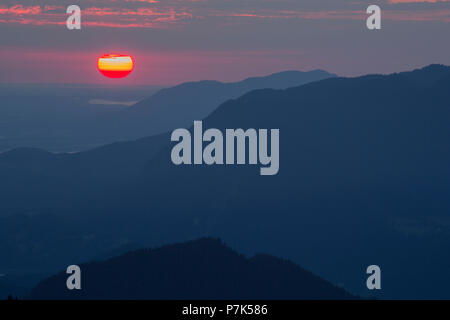 A Hohe Ziegspitz all'alba, le Alpi Ammergau, vicino Garmisch, Alta Baviera, Baviera, Germania Foto Stock