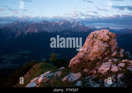 A Hohe Ziegspitz all'alba, le Alpi Ammergau, vicino Garmisch, Alta Baviera, Baviera, Germania Foto Stock