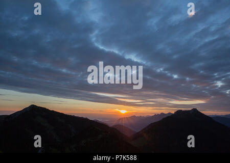 A Hohe Ziegspitz all'alba, le Alpi Ammergau, vicino Garmisch, Alta Baviera, Baviera, Germania Foto Stock
