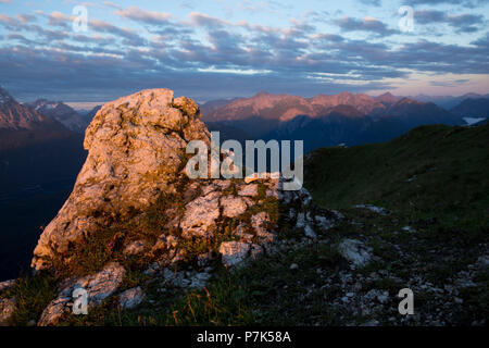 A Hohe Ziegspitz all'alba, le Alpi Ammergau, vicino Garmisch, Alta Baviera, Baviera, Germania Foto Stock