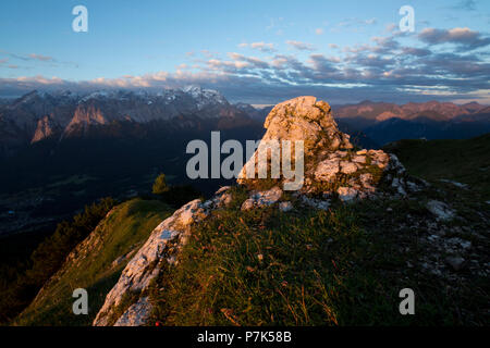 A Hohe Ziegspitz all'alba, le Alpi Ammergau, vicino Garmisch, Alta Baviera, Baviera, Germania Foto Stock