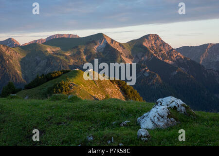 A Hohe Ziegspitz all'alba, le Alpi Ammergau, vicino Garmisch, Alta Baviera, Baviera, Germania Foto Stock