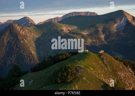 A Hohe Ziegspitz all'alba, le Alpi Ammergau, vicino Garmisch, Alta Baviera, Baviera, Foto Stock
