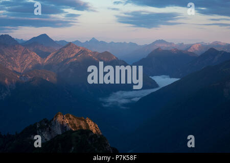 A Hohe Ziegspitz all'alba, le Alpi Ammergau, vicino Garmisch, Alta Baviera, Baviera, Germania Foto Stock