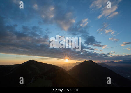 A Hohe Ziegspitz all'alba, le Alpi Ammergau, vicino Garmisch, Alta Baviera, Baviera, Germania Foto Stock
