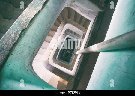 Cariati scary scale su un condannato il vecchio edificio. Foto Stock