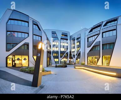 In Germania, in Turingia, Jena, Der Sonnenhof, architettura moderna, night shot Foto Stock