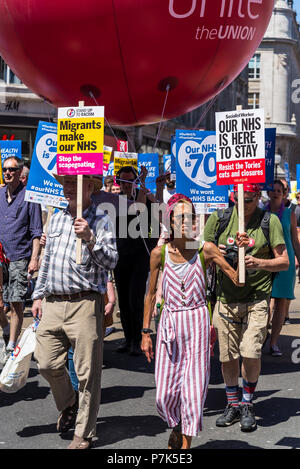 NHS settantesimo anniversario marzo organizzata dall Assemblea popolare, i migranti che rendono la nostra NHS, cartellone, LONDRA, REGNO UNITO, 30/06/2018 Foto Stock