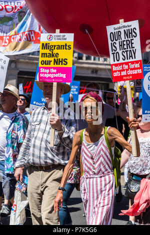 NHS settantesimo anniversario marzo organizzata dall Assemblea popolare, i migranti che rendono la nostra NHS, cartellone, LONDRA, REGNO UNITO, 30/06/2018 Foto Stock