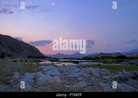 Stony alveo del fiume Orange / Oranjerivier confine (fiume) in Richtersveld in atmosfera serale, al lato opposto della Namibia, Namaqua, Sud Africa Foto Stock