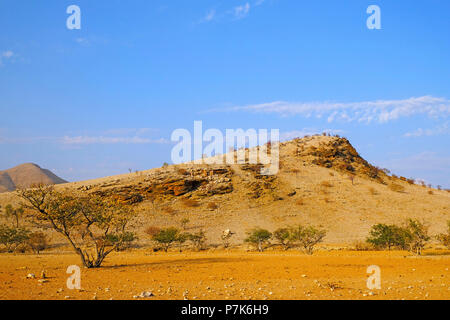 Altamente eroso montagne a secco del fiume Hoanib in Namibia, Kaokoland Foto Stock