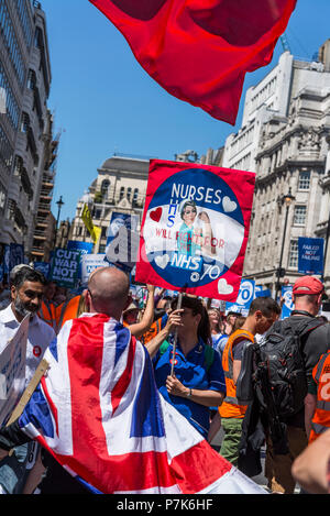 NHS settantesimo anniversario marzo organizzata dall Assemblea popolare, infermieri lotta per targhetta NHS, LONDRA, REGNO UNITO, 30/06/2018 Foto Stock