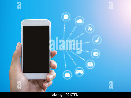 Mano d'uomo mostra mobile smartphone in posizione verticale e l'icona dell'applicazione su sfondo blu - smartphone mockup modello Foto Stock