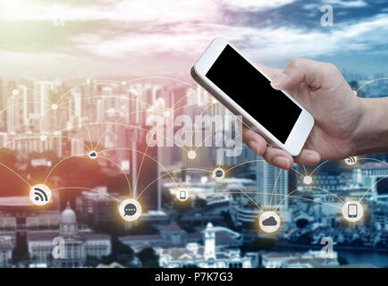 Mano d'uomo mostra mobile smartphone in posizione verticale, sfondo sfocato - mockup modello Foto Stock