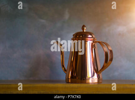 Caffè in rame pentole sul ripiano in legno per arredamento. Foto Stock