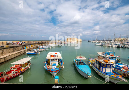 Porto di pesca, barche da pesca, Porto Vecchio con Koules Fortezza, Porto Veneziano, Rocca al Mare, Heraklion, Heraklion, Creta, Grecia, Mediterraneo orientale, Europa Foto Stock