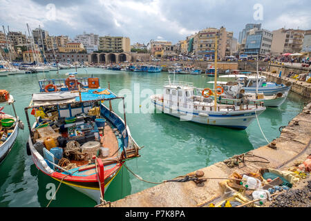 Porto di pesca, barche da pesca, Porto Vecchio con Koules Fortezza, Porto Veneziano, Rocca al Mare, Heraklion, Heraklion, Creta, Grecia, Mediterraneo orientale, Europa Foto Stock