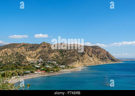 Spiaggia di sabbia con i bagnanti di Agia Galini, spiaggia ghiaiosa, bagnanti in autunno, ombrelli, Creta, Grecia, Europa Foto Stock