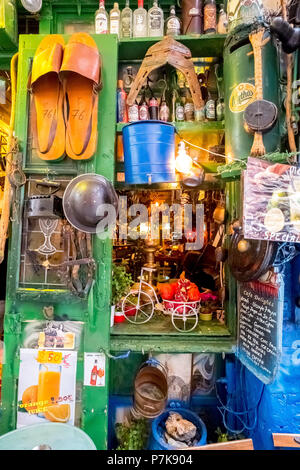 Irish pub nella città vecchia di Rethymno con birra cartelloni, Europa, Creta, Grecia Foto Stock