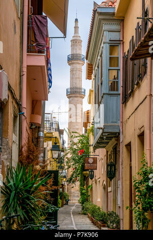 Alley con minareto nella città vecchia di Rethymno, balcone in legno, minareto, Europa, Creta, Grecia Foto Stock