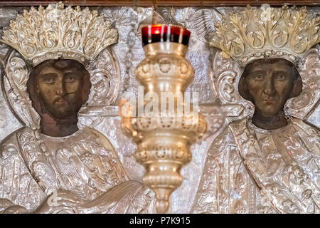 Chiesa con immagini di santi, argento figure e candelabri d'argento, monastero chiesa ortodossa greca a due navate chiesa, il monumento nazionale di Creta nella lotta per l indipendenza, Moni Arkadi Monastero, Creta, Grecia, Europa Foto Stock