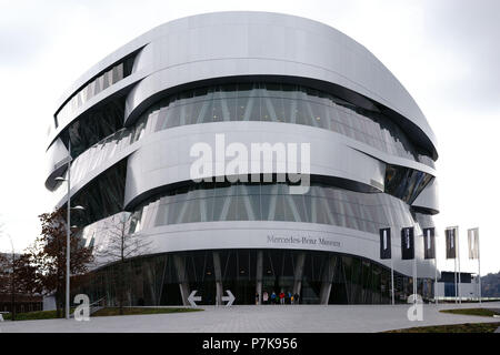 Il piazzale antistante e l'ingresso del moderno museo Mercedes Benz di Stoccarda, Foto Stock