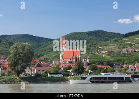 Veduta sul Danubio a Spitz con la chiesa parrocchiale di San Maurizio, Wachau, Austria Inferiore, Austria Foto Stock