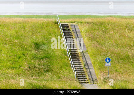 Germania, Bassa Sassonia, Frisia orientale, Juist, scale sulla diga. Foto Stock