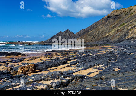 Praia da Carriagem, vicino a Aljezur sulla selvaggia costa rocciosa dell'Atlantico nel Parque Natural do Sudoeste Alentejano e Costa Vicentina, Algarve, Barlavento, western Algarve Algarve roccioso, distretto di Faro, Portogallo, Europa Foto Stock